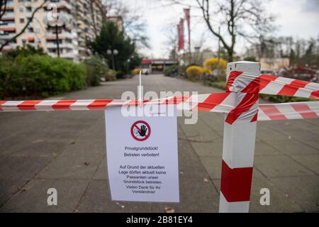 Dortmund, Deutschland. März 2020. Ein Schild mit der Aufschrift "Privateigentum! Keine Übertretung!" Hängt an einem flatternden Band vor dem Altersheim Augustinum. Ältere Menschen haben ein erhöhtes Risiko einer schweren Covid-19-Krankheit, so dass viele Seniorenwohnheime ihre Vorsichtsmaßnahmen erhöht haben. Credit: Bernd Thissen / dpa / Alamy Live News Stockfoto