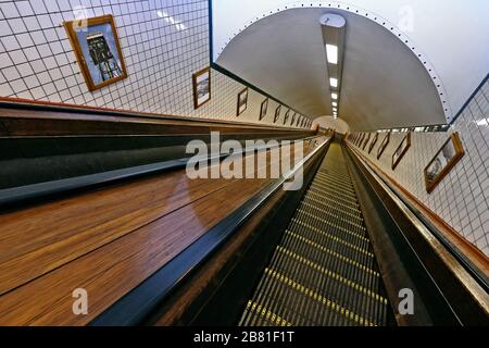 Rolltreppen im Sint-Anna-Tunnel, ein 1933 eröffneter Fußgängertunnel, der die beiden Ufer der Schelde in Antwerpen verbindet. Stockfoto