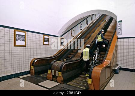 Rolltreppen im Sint-Anna-Tunnel, ein 1933 eröffneter Fußgängertunnel, der die beiden Ufer der Schelde in Antwerpen verbindet. Stockfoto