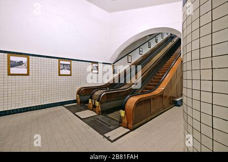 Rolltreppen im Sint-Anna-Tunnel, ein 1933 eröffneter Fußgängertunnel, der die beiden Ufer der Schelde in Antwerpen verbindet. Stockfoto