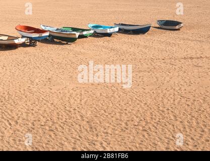 Verlassene Fischerboote an einem Wüstenstrand Stockfoto