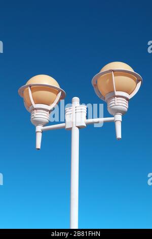 Straße Lampe blauen Himmel Hintergrund Stockfoto