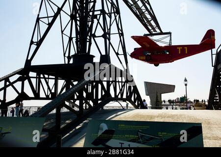 El Avió. Flugzeugkarussell. Ein Nachbau des ersten Flugzeugs, das von Barcelona nach Madrid im Jahr 1927 flog, im Vergnügungspark Tibidabo, Barcelona, Katalo Stockfoto