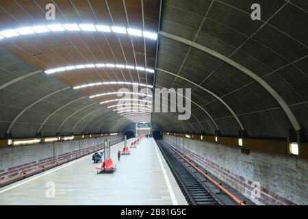 Bukarest, Rumänien - 18. März 2020: Fast leere U-Bahn-Station Titan im Notstand aufgrund des Ausbruchs von Coronavirus mit leeren U-Bahn-Gleisen. Stockfoto
