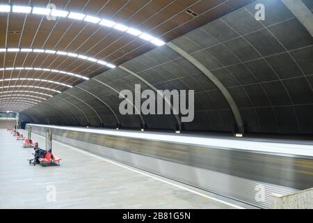 Bukarest, Rumänien - 18. März 2020: Fast leere U-Bahn-Station Titan im Ausnahmezustand aufgrund des Ausbruchs von Coronavirus. Stockfoto