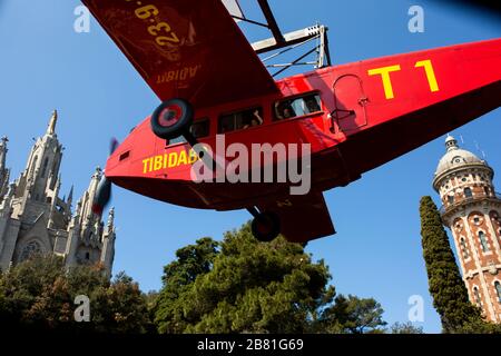 El Avió. Flugzeugkarussell, eine Nachbildung des ersten Flugzeugs, das von Barcelona nach Madrid im Jahr 1927 flog, im Vergnügungspark Tibidabo, Barcelona, Katalo Stockfoto