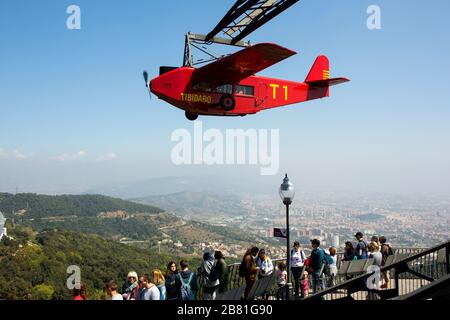 El Avió. Flugzeugkarussell. Ein Nachbau des ersten Flugzeugs, das von Barcelona nach Madrid im Jahr 1927 flog, im Vergnügungspark Tibidabo, Barcelona, Katalo Stockfoto