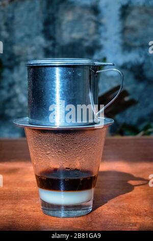 Milchkaffeetasse und schwarzer Kaffee im Mekong Delta, am Sommermorgen. Eines der beliebtesten Getränke in Ho Chi Minh, Ha Noi, Da Nang, Vietnam und T. Stockfoto