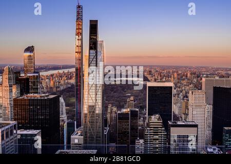 New YORK CITY, New York - FEBRUAR, 03: Fantastischer Panoramablick auf die Skyline von New York und Wolkenkratzer bei Sonnenuntergang am 03. Februar 2020 in New York City. Stockfoto