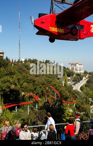 El Avió. Flugzeugkarussell. Ein Nachbau des ersten Flugzeugs, das von Barcelona nach Madrid im Jahr 1927 flog, im Vergnügungspark Tibidabo, Barcelona, Katalo Stockfoto