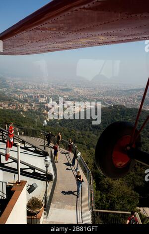 El Avió. Flugzeugkarussell. Ein Nachbau des ersten Flugzeugs, das von Barcelona nach Madrid im Jahr 1927 flog, im Vergnügungspark Tibidabo, Barcelona, Katalo Stockfoto