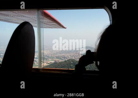 El Avió. Flugzeugkarussell. Ein Nachbau des ersten Flugzeugs, das von Barcelona nach Madrid im Jahr 1927 flog, im Vergnügungspark Tibidabo, Barcelona, Katalo Stockfoto