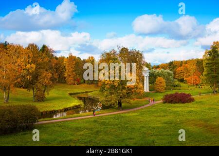 Tempel der Freundschaft am Ufer des Flusses Slawyanka im farbenfrohen Herbst. Pavlowsk. Russland. Mehr als eineinhalb Millionen Menschen besuchen jährlich den Park. Stockfoto