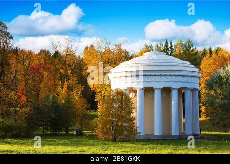 Tempel der Freundschaft am Ufer des Flusses Slawyanka im farbenfrohen Herbst. Pavlowsk. Russland Stockfoto