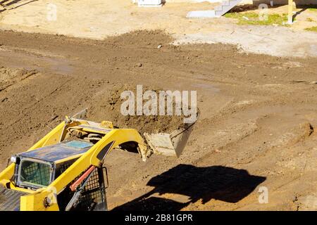 Der Bulldozer bewegt Bodengräberbaugeräte Stockfoto