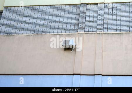 Klimaanlage im Freien an der Wand. Verschiedene Möglichkeiten zur Isolierung der Außenwand eines Apartmentgebäudes. Installation von Klimaanlagen Stockfoto