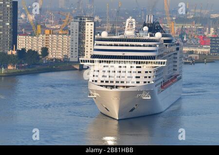 Kreuzfahrtschiff, das am Kreuzfahrtterminal des niederländischen Hafen von Rotterdam ankommt Stockfoto