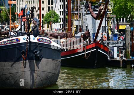 Rotterdam, Niederlande - Juni 2019; Nahaufnahme einer Reihe historischer Flussbargen, die im Oudehaven in Rotterdam mit modernem Höhenzug gegraben wurden Stockfoto