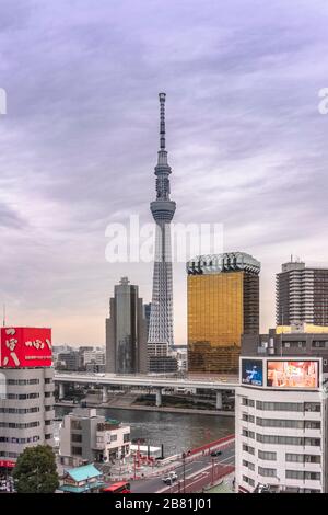 tokio, japan - 28. januar 2020: Tokyo Skytree Tower und Asahi Beer Headquarter Building vor dem Fluss Sumida. Stockfoto