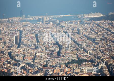 Überblick über Barcelona vom Vergnügungspark Tibidabo. Barcelona, Katalonien. Spanien Stockfoto