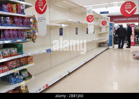 Ledbury, Großbritannien. März 2020. Leere Regale im Tesco Store in der Marktstadt Ledbury, Herefordshire, Großbritannien, aufgrund von Panikkäufen im zuge der Ausbreitung von Coronavirus/Covid-19. Kredit: Thousand Word Media Ltd/Alamy Live News Stockfoto