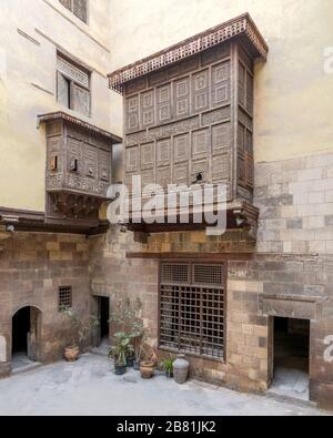 Fassade des historischen Hauses El Sehemy aus osmanischer Zeit mit Holzoriel - Mashrabiya - an der Moez Street, im mittelalterlichen Kairo, Ägypten Stockfoto