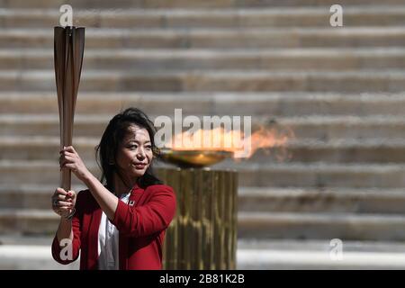 Athen, Griechenland. März 2020. Naoko Imoto, Olympionikin im Schwimmen bei den Olympischen Spielen 1996 in Atlanta, hält am 19. März 2020 eine Fackel mit der Tokyo Olympic Flame im Panathenaic Stadion in Athen, Griechenland. Kredit: ARIS Messinis-Pool Foto/Xinhua/Alamy Live News Stockfoto