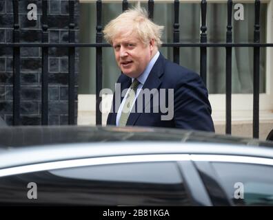 Premierminister Boris Johnson verlässt die 10 Downing Street, um zu den Parlamentshäusern zu gehen, um Fragen des Premierministers zu stellen.er wird Coronavirus diskutieren. Stockfoto