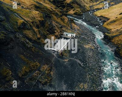 Natürliches, heißes Quellbecken in den Bergen von Island im Herbst Stockfoto