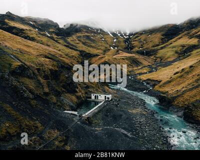 Natürliches, heißes Quellbecken in den Bergen von Island im Herbst Stockfoto