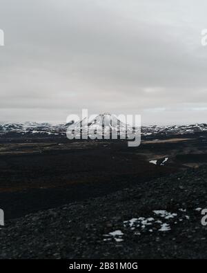 Gebirge in Island mit verschneiten Bergen und Kratern Stockfoto