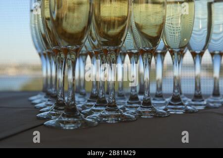 Eine Reihe von Gläsern Wein. Ein Restaurant. Buffet. Stockfoto