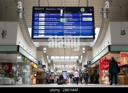 Berlin, Deutschland. März 2020. Weniger Menschen als an normalen früheren Wochentagen um 12:29 laufen durch die Bahnhofspassagen. Geschäfte, die nicht den Grundbedürfnissen der Bevölkerung dienen, müssen aufgrund der Koronakrise geschlossen bleiben. Kredit: Soeren Stache / dpa-Zentralbild / ZB / dpa / Alamy Live News Stockfoto