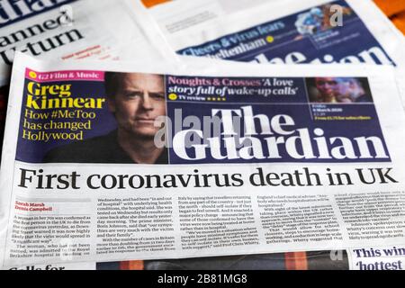 "Erster Coronavirus Tod in Großbritannien", titelte Guardian Covid 19 auf der Titelseite am 6. März 2020 in London England Großbritannien Stockfoto