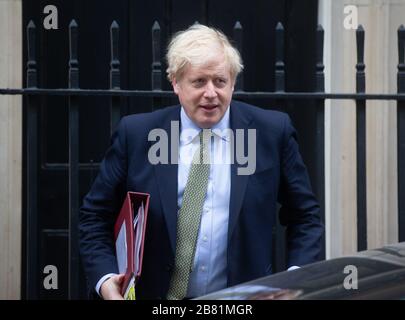 Premierminister Boris Johnson verlässt die 10 Downing Street, um zu den Parlamentshäusern zu gehen, um Fragen des Premierministers zu stellen.er wird Coronavirus diskutieren. Stockfoto