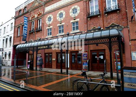 Cheltenham, Großbritannien. März 2020. UK Coronavirus, Covid-19, das Everyman Theatre in Cheltenham, England, das aufgrund von sozialer Distanzierung und Selbstisolation, die von der britischen Regierung während der Coronavirus Pandemie gefordert wurde, geschlossen wurde. Kredit: Andrew Higgins/Thousand Word Media Ltd/Alamy Live News Stockfoto