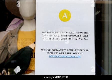 Cheltenham, Großbritannien. März 2020. UK Coronavirus, Covid-19, The Anthropologie Store on Promenade, Cheltenham, England, das aufgrund von sozialer Distanzierung und Selbstisolation geschlossen wurde, die von der britischen Regierung während der Coronavirus-Pandemie angefordert wurde. Kredit: Andrew Higgins/Thousand Word Media Ltd/Alamy Live News Stockfoto