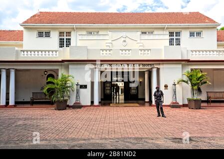 Der große Eingang zum 5-Sterne Victoria Falls Hotel, komplett mit Sicherheitsdienst Stockfoto