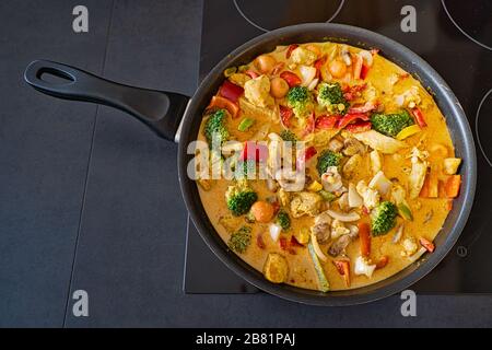 Gesunde Thai-Curry-Gemüsepfanne Huhn Pan Tom Yum Suppe mit Turmeric Stockfoto