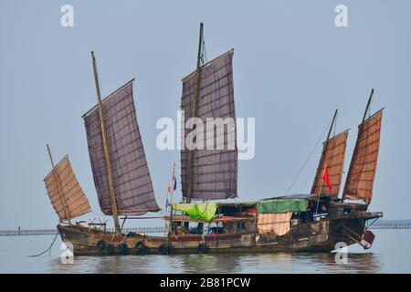 Traditionelles Fischerboot auf dem Tai-See (oder dem Taihu-See) einer der größten Süßwasserseen Chinas mit bunten Segeln Stockfoto