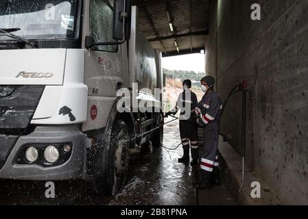 Ramco Abfallsammelstelle, Beirut, Libanon, 17. März 2020. Mitarbeiter waren gründlich Entsorgungsfahrzeuge mit Desinfektionsmittel, um die Verbreitung von COVID19 unter Abfallsammelarbeitern zu reduzieren, die möglicherweise dem Virus ausgesetzt waren, während sie Hausmüll über die gesamte Hauptstadt abhandhabten. Elizabeth Fitt Stockfoto