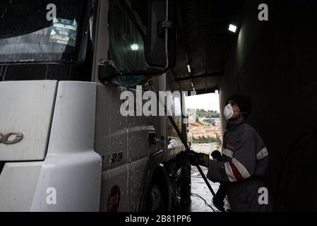 Ramco Abfallsammelstelle, Beirut, Libanon, 17. März 2020. Mitarbeiter waren gründlich Entsorgungsfahrzeuge mit Desinfektionsmittel, um die Verbreitung von COVID19 unter Abfallsammelarbeitern zu reduzieren, die möglicherweise dem Virus ausgesetzt waren, während sie Hausmüll über die gesamte Hauptstadt abhandhabten. Elizabeth Fitt Stockfoto