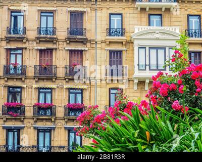 Gebäude in Paris mit Blumen auf Balkon Stockfoto