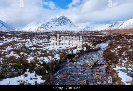 Stob Dearg (Buachaille Etive Mòr - "der große Herdsmann von Etive") und Stob na Doire, Argyll & Bute, Schottland Stockfoto