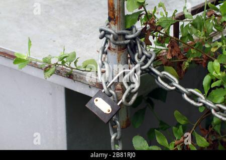 Verriegeltes Vorhängeschloss, Hauptschloss mit Kette alt Stockfoto