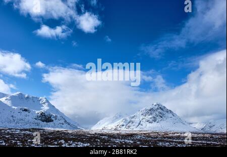 Stob Dearg (Buachaille Etive Mòr - "der große Herdsmann von Etive") und Glen Etive, mit Stob A' Ghais Choire, Argyll & Bute, Schottland Stockfoto