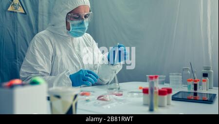 Wissenschaftler mit Schutzkleidung, der im Labor forschen kann Stockfoto