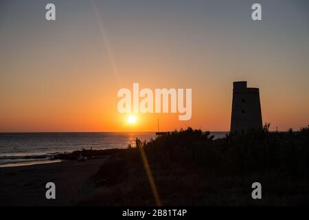 Sonnenuntergang am Strand von El Palmar in der südspanischen Region Cádiz Stockfoto