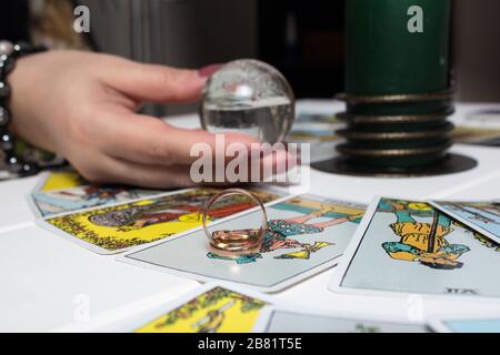 Bangkok, Thailand, 15.20.Hochzeitsringe sind auf Tarot-Karten. Der Zigeuner legt Tarot-Karten und Vermutungen für die Zukunft aus. Magische Sitzungen mit Talkin Stockfoto