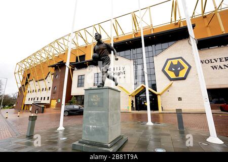 Ein allgemeiner Blick außerhalb des Molineux-Stadions, der Heimat der Wolverhampton Wanderers, nachdem bekannt gegeben wurde, dass der professionelle Fußball in England frühestens am 30. April aufgrund der Coronavirus-Pandemie wieder aufgenommen wird. Stockfoto